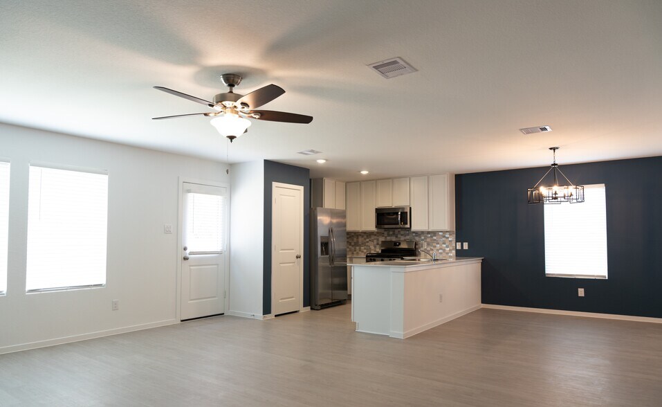 Building Photo - 3018 Mallorca Dr