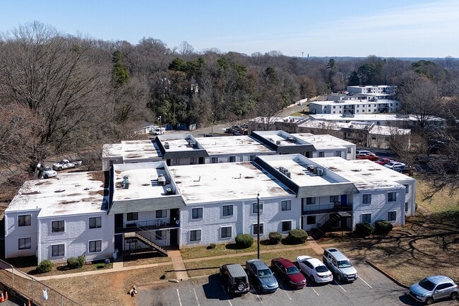 Building Photo - Spacious, affordable two bedroom townhouse just minutes from shopping and dining in Gastonia!