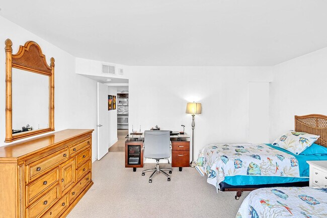 Building Photo - 525 N Ocean Blvd