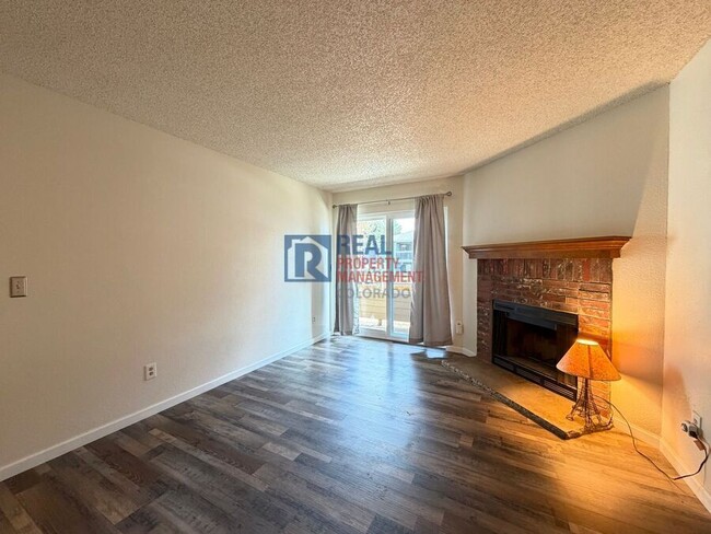 Building Photo - 1075 S Elkhart Way