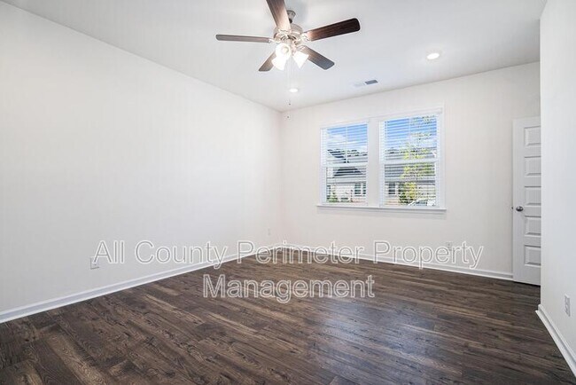Building Photo - 607 Silver Moon Dr