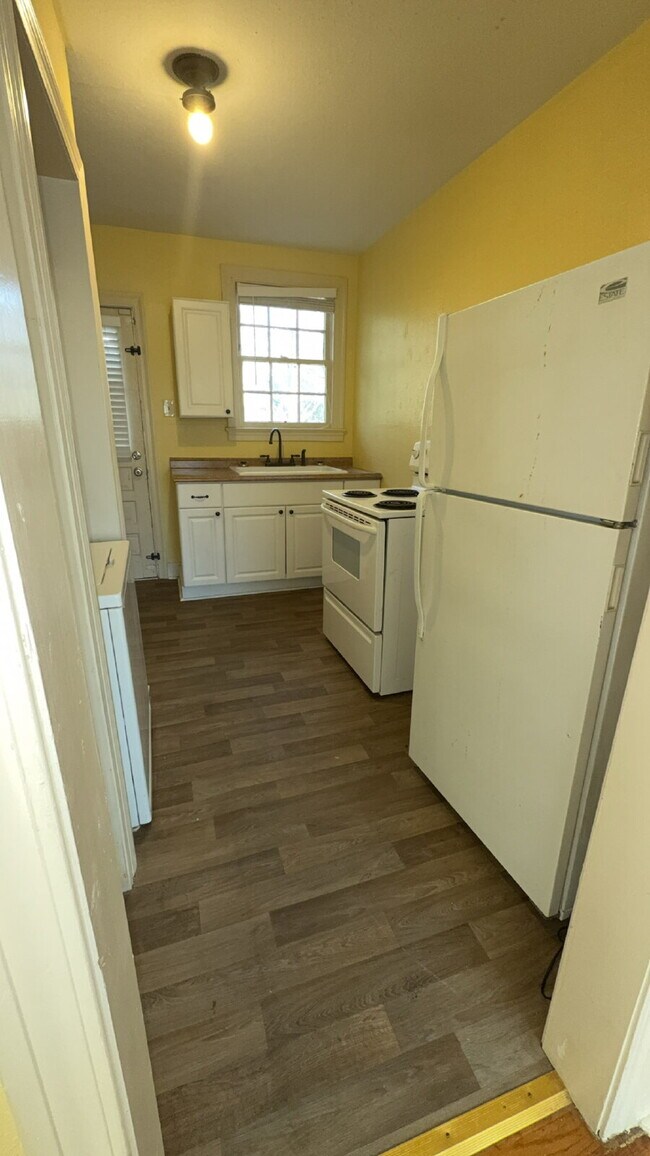 Building Photo - Belhaven apartment for $1295 with washer/ dryer and water included!!