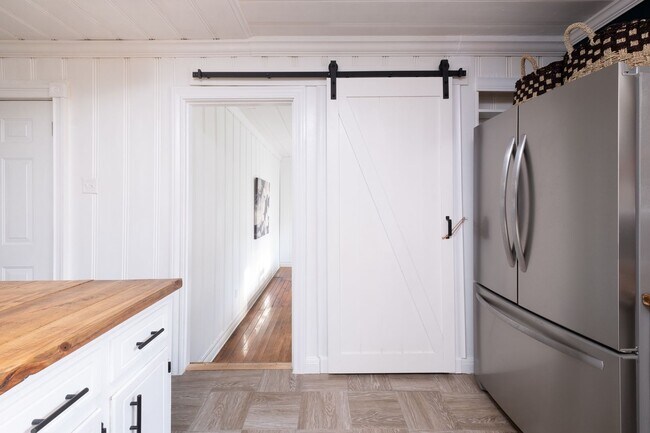 Building Photo - Updated 3-Bedroom Home with Fully Equipped Kitchen & Washer/Dryer in Great Neighborhood!