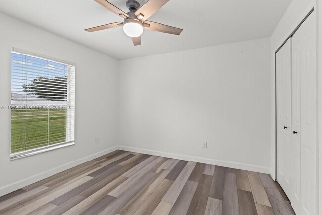 Building Photo - 1392 SW Sudder Ave