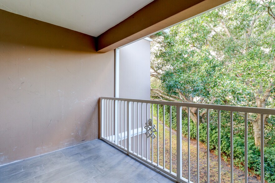 Building Photo - 5095 Fairways Cir