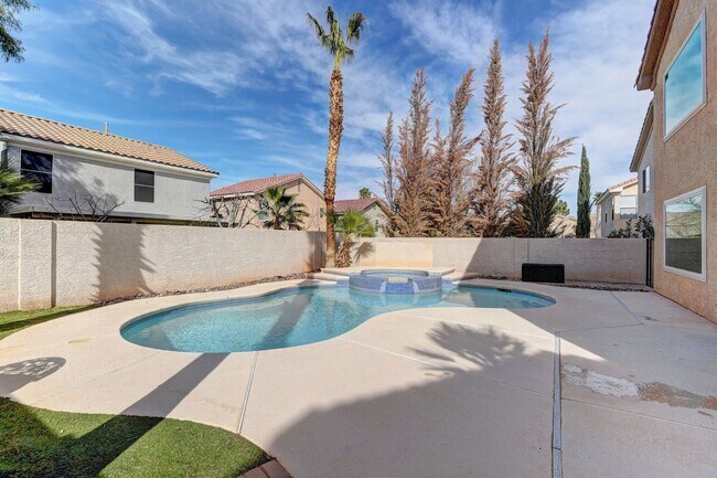 Building Photo - Beautiful remodeled home with pool!