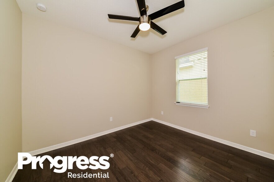 Building Photo - 10606 Scenic Hollow Dr