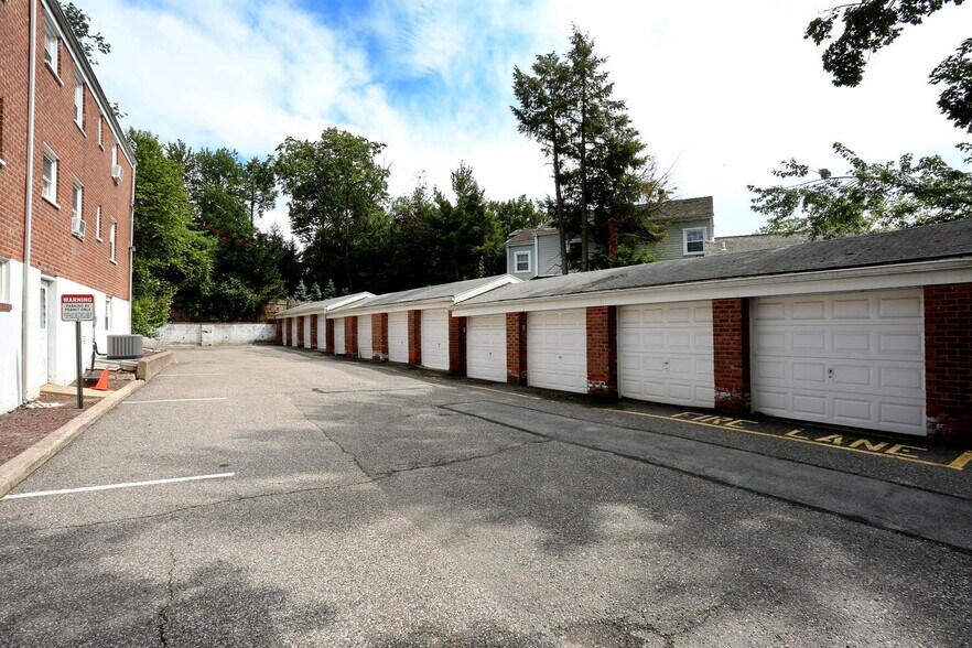 Building Photo - 100 Huguenot Ave