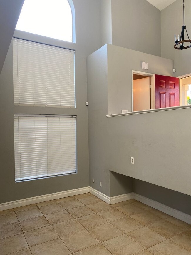 Building Photo - 823 Viewpointe Ln