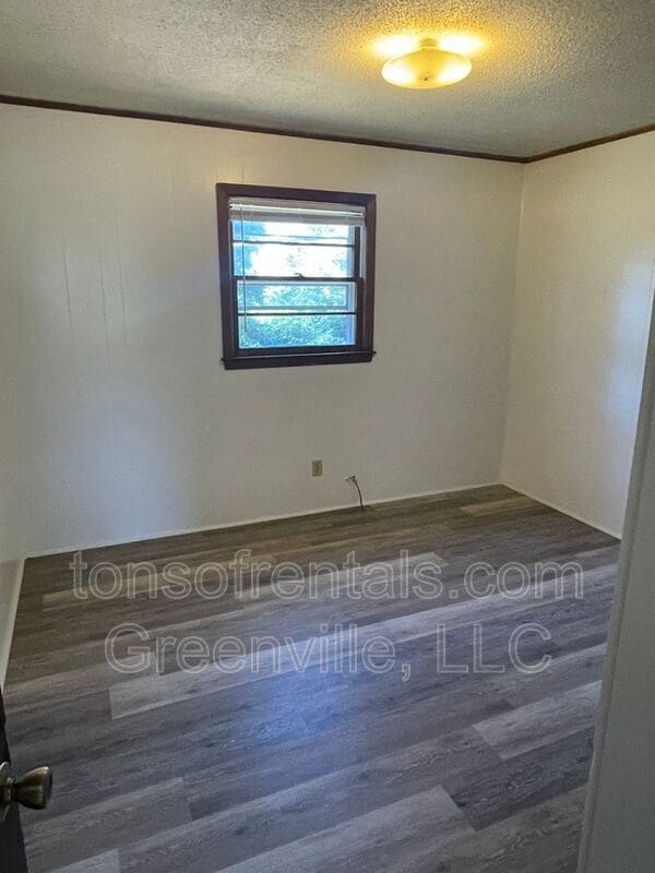 Building Photo - 214 Oakway Ave