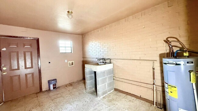 Building Photo - 1001 N Lost Creek Loop