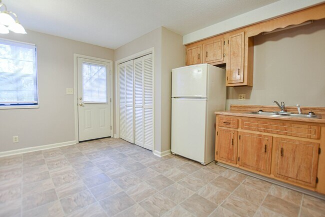 Building Photo - 1533 E Knollwood Cir