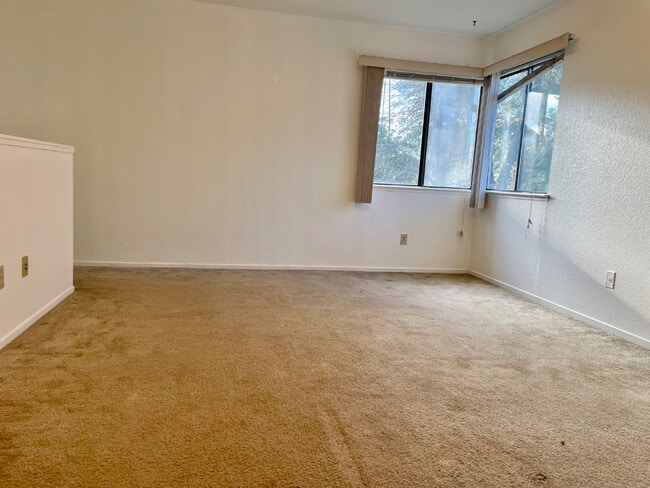 Building Photo - 1661 Pyrenees Ave