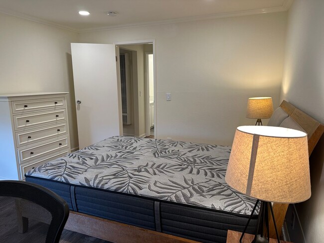 Building Photo - 204 Larkspur Plaza Dr