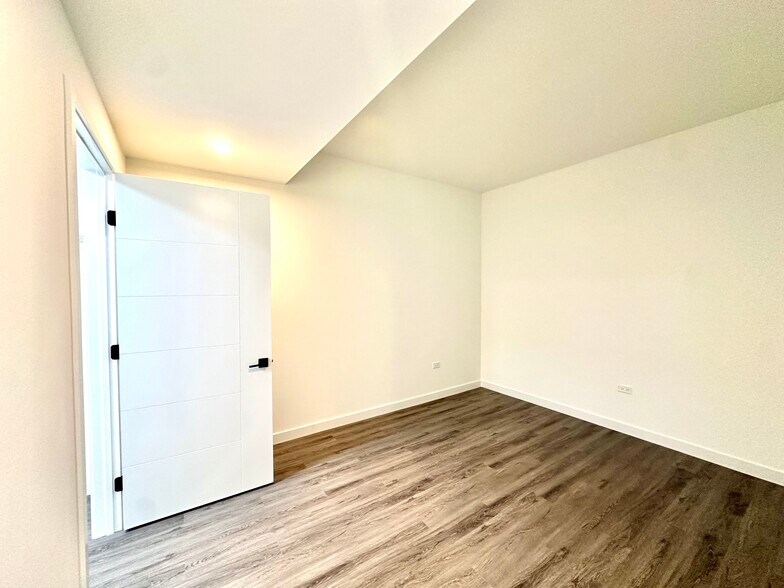 Building Photo - 1900 NW 1st Pl