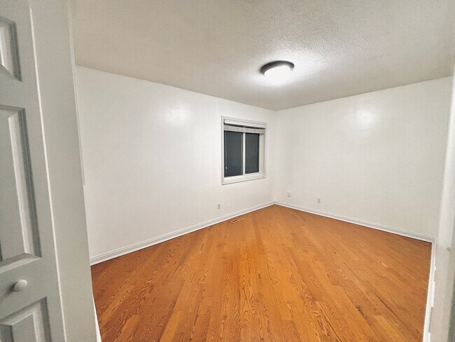 Building Photo - Hidden Gem!  4bed 2bath Single Family Home...