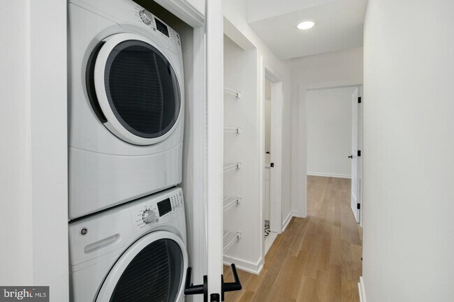 Building Photo - Olde Kensington Two Bedroom Condo