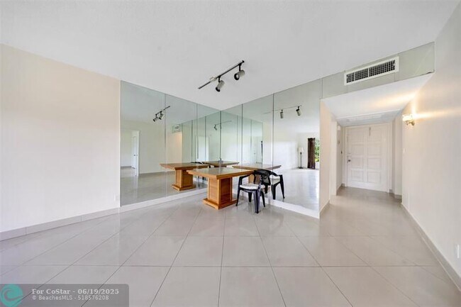 Building Photo - 2850 N Palm Aire Dr