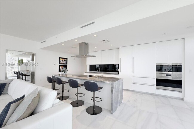 Building Photo - 700 NE 26th Terrace