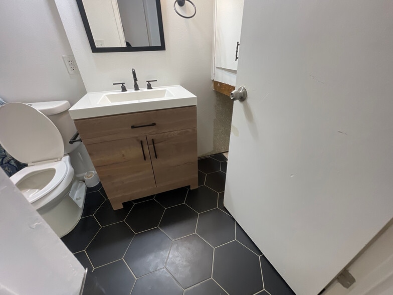 Building Photo - Room in House on Southwest Dr