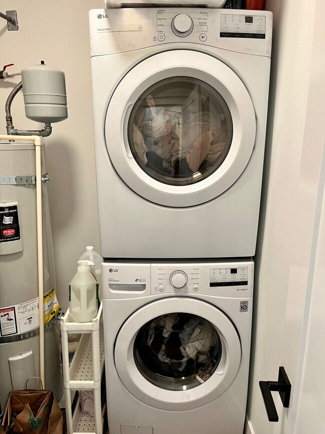 Building Photo - Super cool cottage with private setting