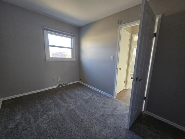 Building Photo - 1005 Samantha St