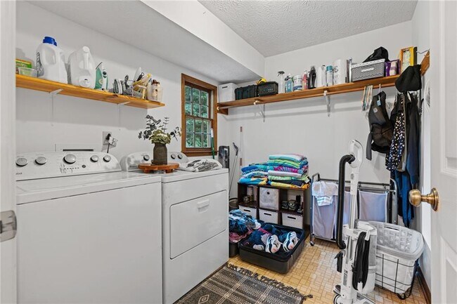 Building Photo - 766 Chesterfield Dr