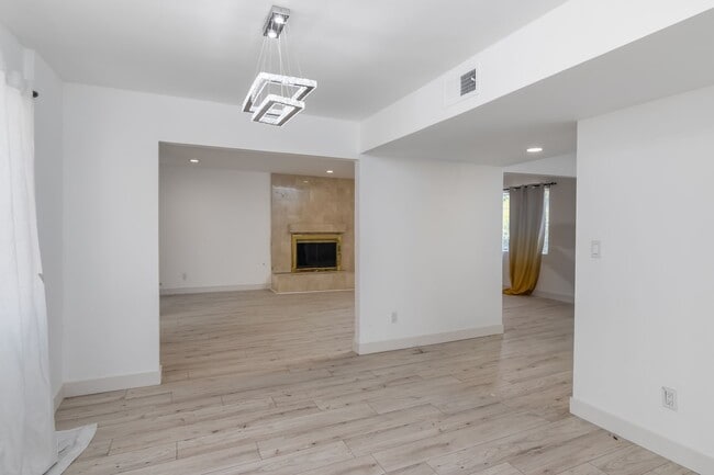 Building Photo - Refreshed 5-bedroom, 3-bathroom home locat...