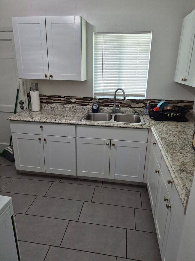 Building Photo - Private Bedroom for Rent in Single-Family Home – Utilities Included