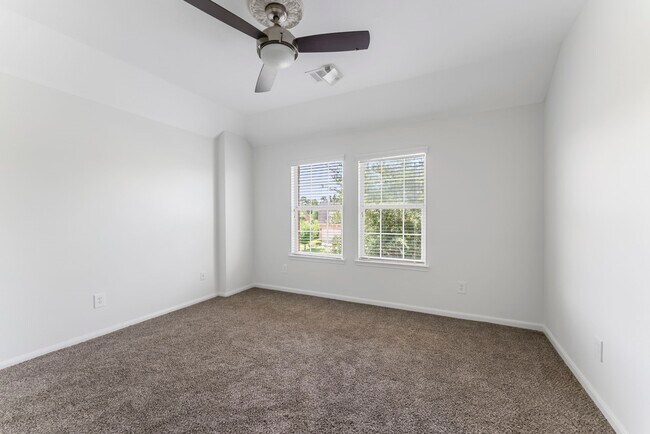 Building Photo - 2 Granite Path Pl