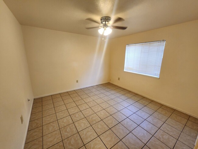 Building Photo - Cozy 1 Bedroom Apartment