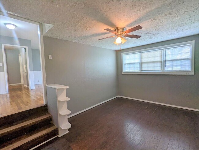 Building Photo - 2 Bed 1 Bath Plus Bonus Living/Office Cottage Style Home-The Village NW OKC