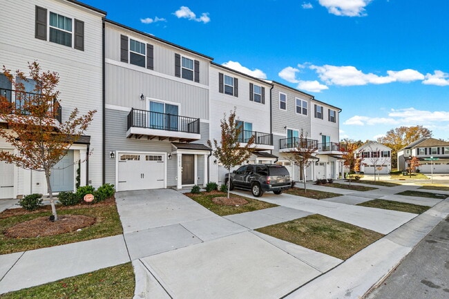 Building Photo - Your Perfect Charlotte Townhome Awaits — B...