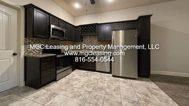 Building Photo - Eagle Creek Townhomes March Madness Special!