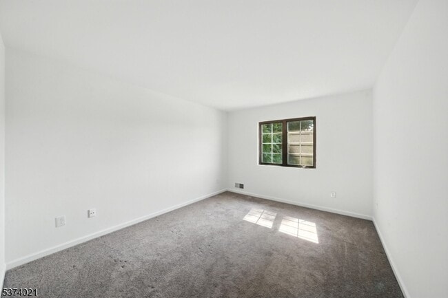 Building Photo - 31 Hickory Ln