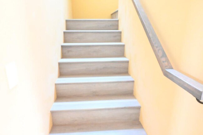 Building Photo - 10701 1/2 Doty Ave