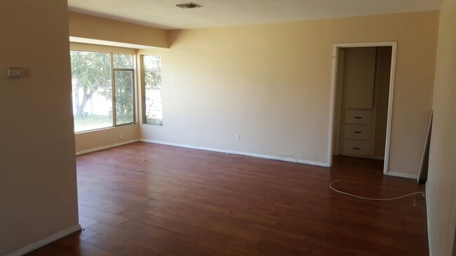 Building Photo - Cheapest priced home in rialto!