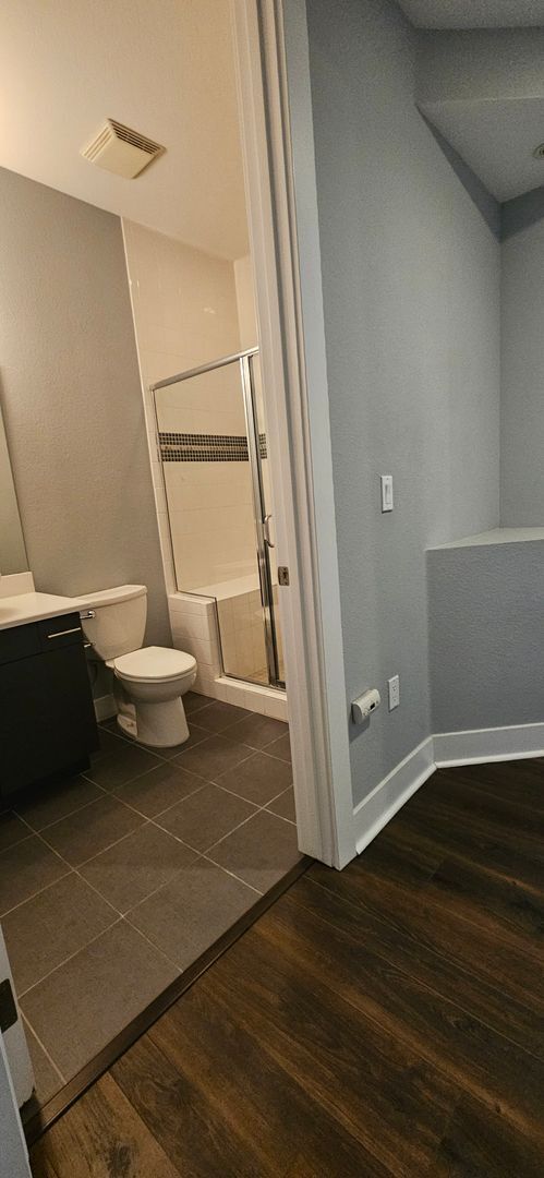 Building Photo - Congress Park High Rise Living! Huge Main Floor 2 Bed 2 Bath