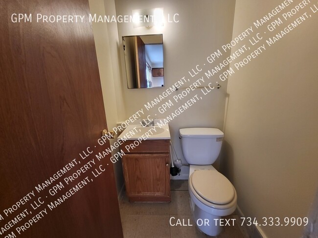 Building Photo - 2310 Deerfield Ct