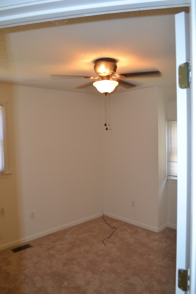 Building Photo - 2 Bedroom House in Central Available Fall 2026