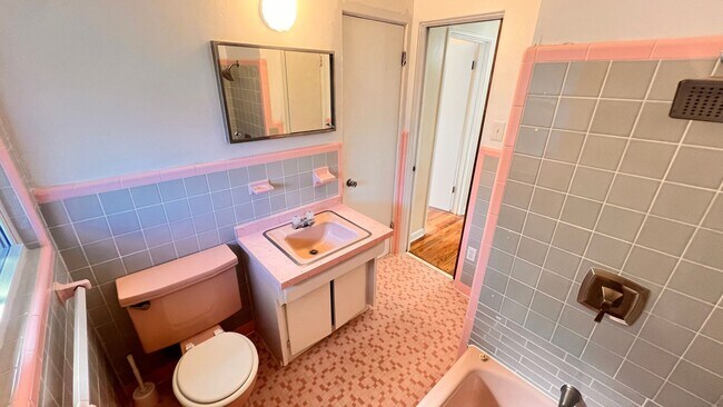 Building Photo - Charming 2-Bed Retreat in the Heart of Mount Dora! PRIME LOCATION! DONT MISS OUT!