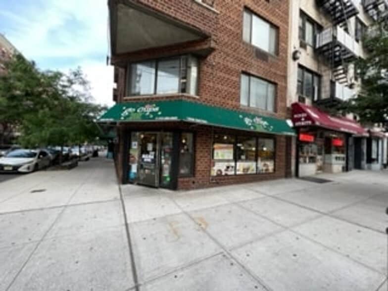Building Photo - 315 E 95th St