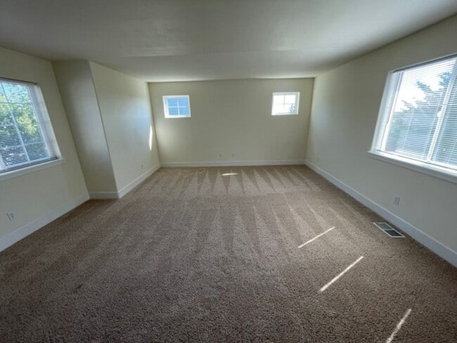 Building Photo - Extremely Spacious 5BD/3BTH Home For Lease...