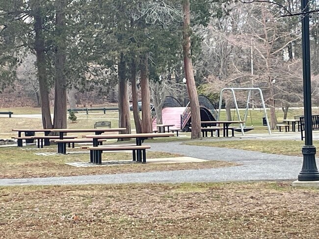 Building Photo - 136 Russell St