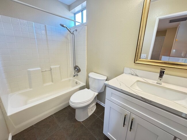 Building Photo - Immaculate 4Bd/2.5Ba Home with New Fridge, AC, Fenced Back Patio in Aliso Viejo!