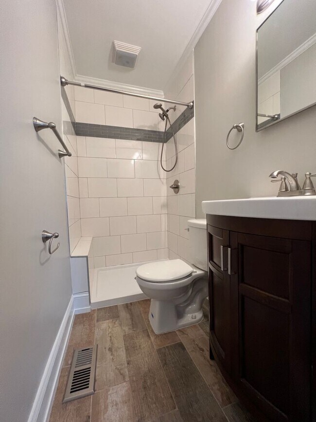 Building Photo - 805 Gardenview Dr
