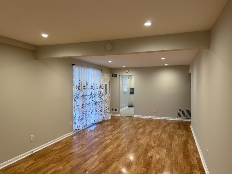 Building Photo - 5520 Halwis St