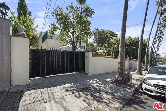 Building Photo - 1722 N Vista St