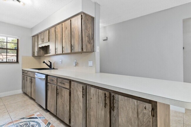 Building Photo - Beautiful Modern 2/1 Townhome in St. Cloud's Pine Lake Villas