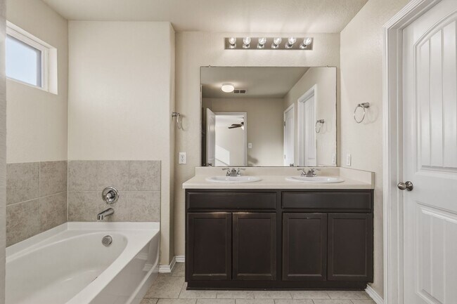 Building Photo - Large one story in Valley Ranch